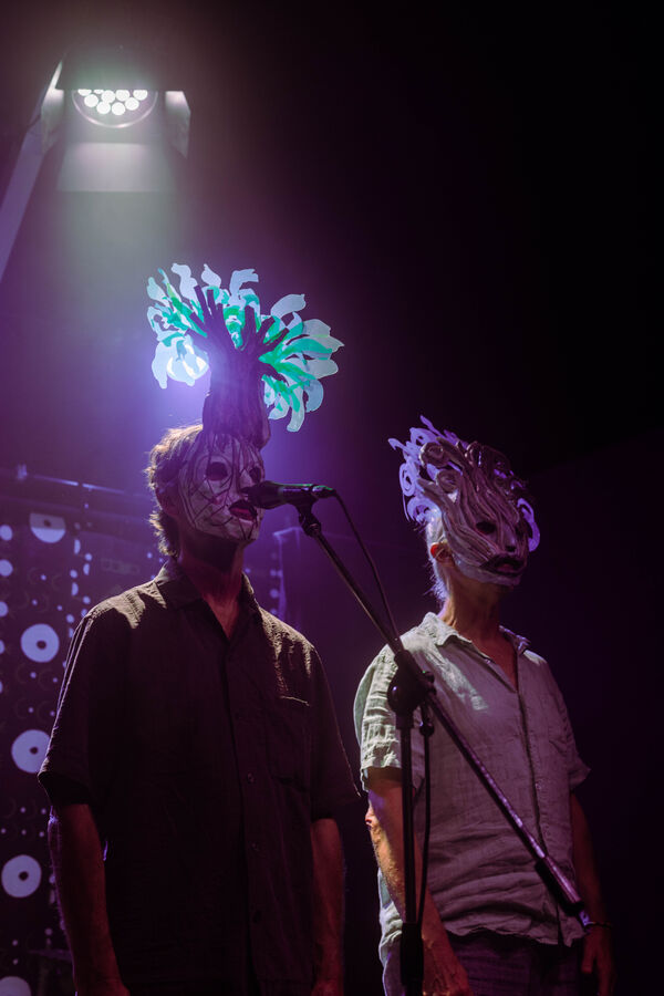 Shagong sur scène avec les masques de Taamama