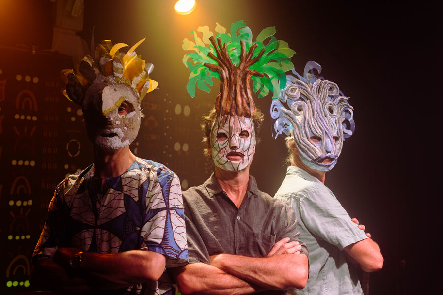 Shagong sur scène avec les masques de Taamama