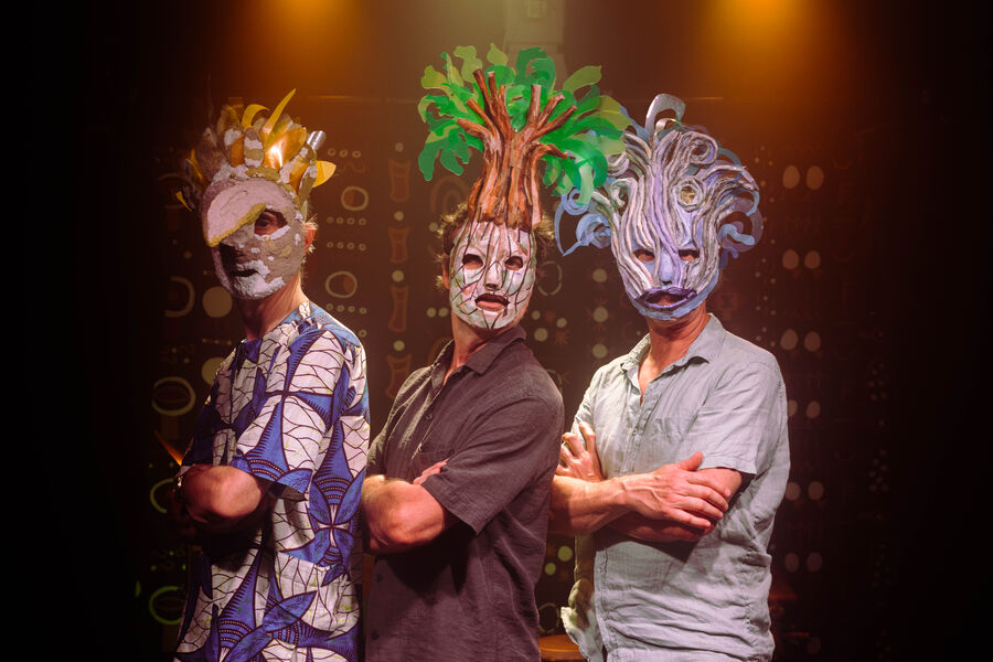 Shagong sur scène avec les masques de Taamama