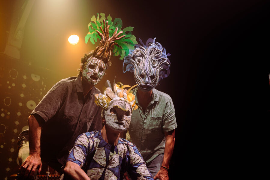Shagong sur scène avec les masques de Taamama