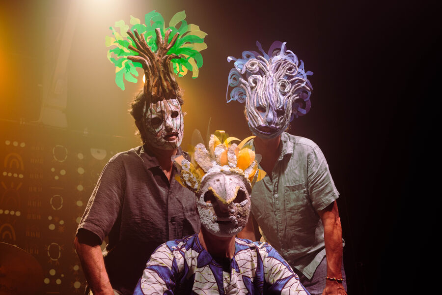 Shagong sur scène avec les masques de Taamama