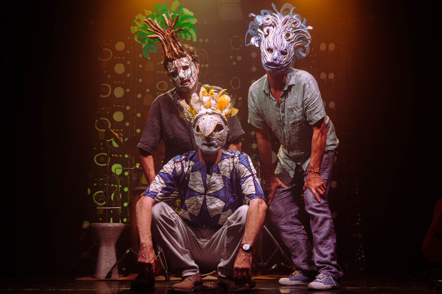 Shagong sur scène avec les masques de Taamama