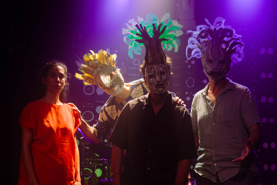 Shagong sur scène avec les masques de Taamama