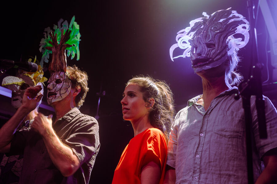 Shagong sur scène avec les masques de Taamama